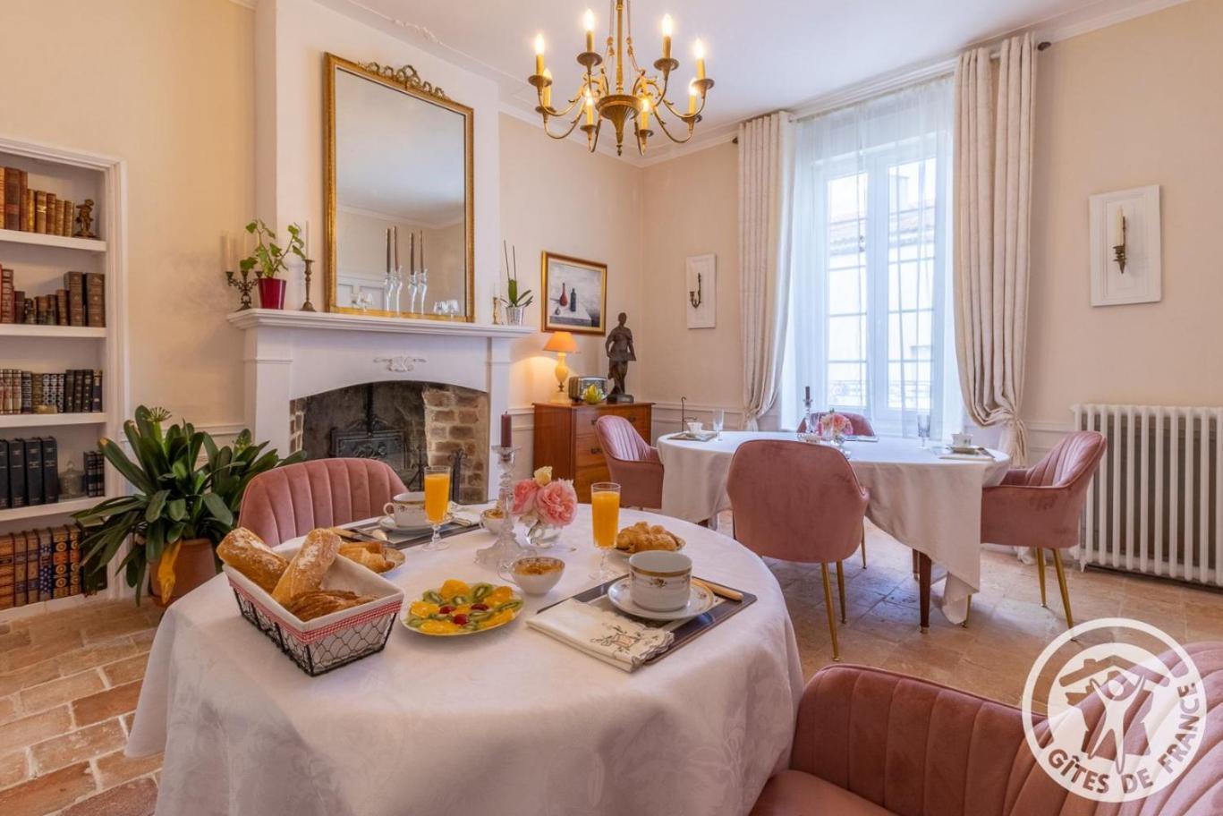 Le Griffon 1855 Hotel Saint-Laurent-Des-Autels Ngoại thất bức ảnh